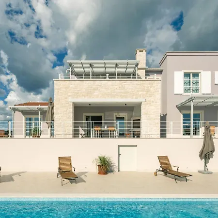 Villa Aqua *